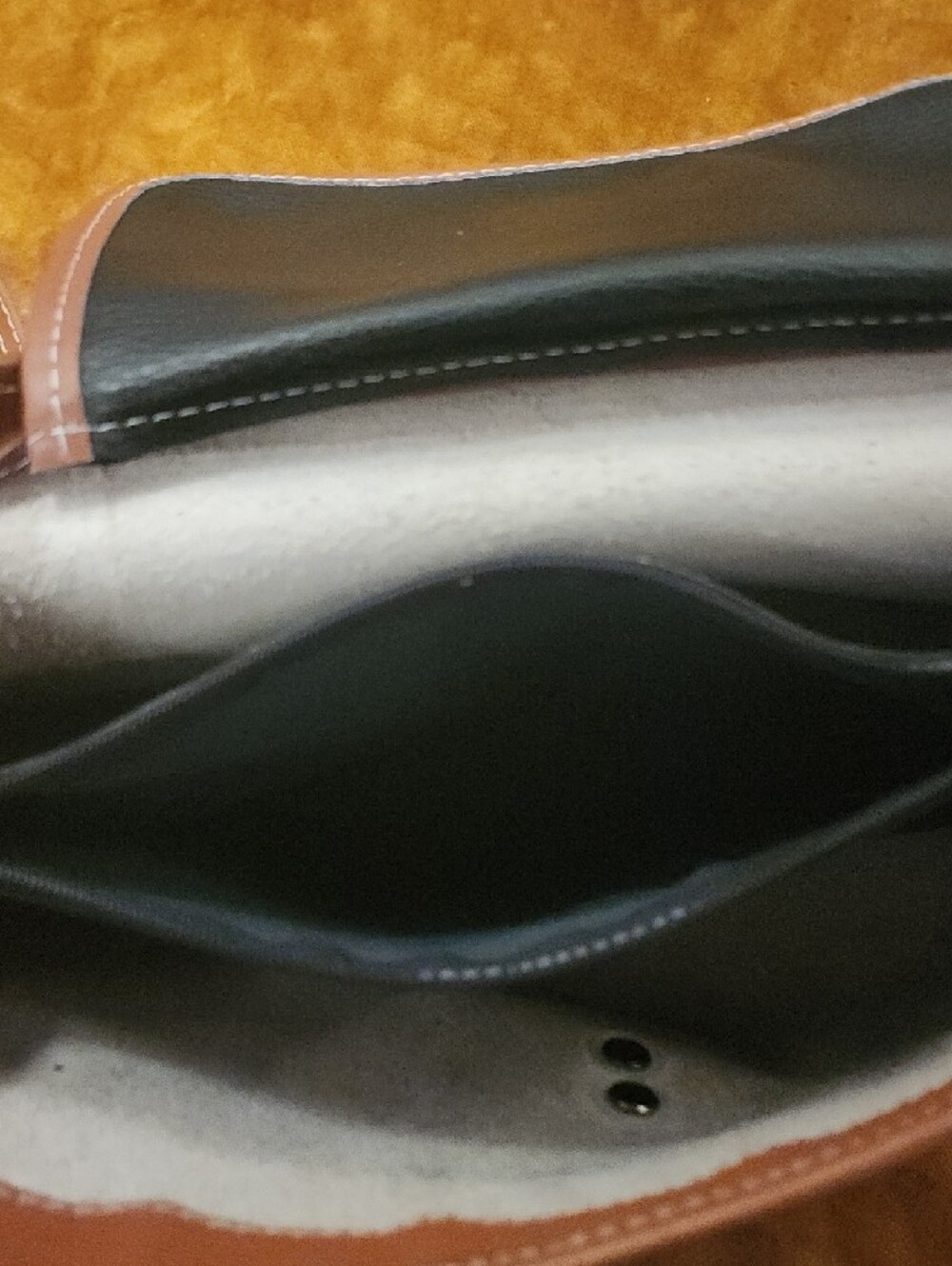 🤩SALE🤩 Vintage Black and Tan Dooney & Bourke Leather Satchel W/ Medallion - Picture 10 of 15